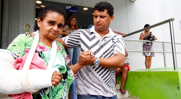 A idosa Josefa rodou por três serviços para conseguir tratar fratura no braço/ Foto de Bobby Fabisak/ JC Imagem