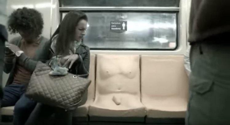 A ideia é mostrar que as mulheres têm o direito de realizar suas viagens em segurança no transporte público. Foto: Reprodução/YouTube