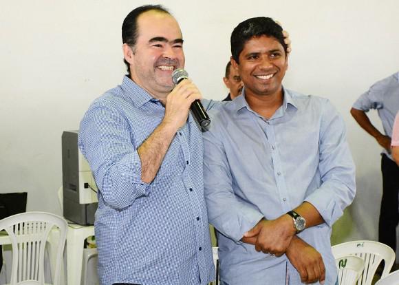 Júlio Lóssio e o secretário Ednaldo Lima durante entrega de habitacionais.
