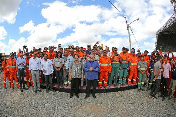 Ex-presidente Lula e presidente Dilma com funcionários da transposição. Foto: Ricardo Stuckert/Divulgação. 