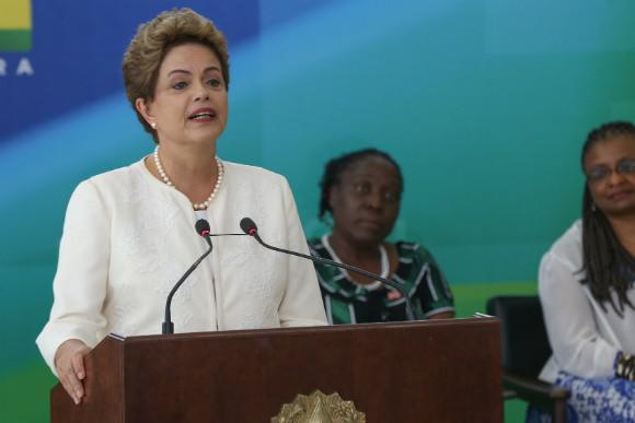 Dilma tem feito seguidas reuniões com os ministros ligados à área para pedir estudos e propostas que mostrem alguma saída para o rombo da Previdência. Foto: Lula Marques/Agência PT
