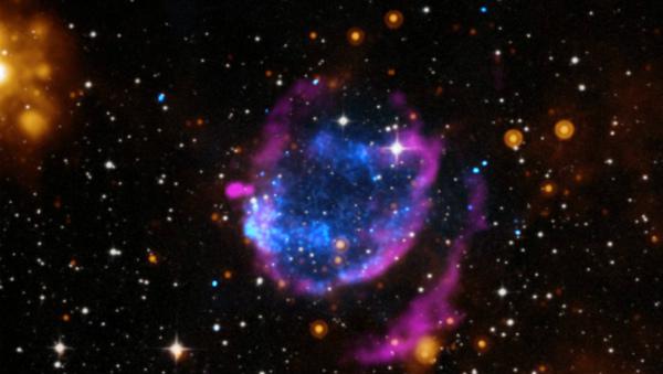 Outra supernova, a G352, deu uma limpada na região em volta, o equivalente à massa de 45 sóis
