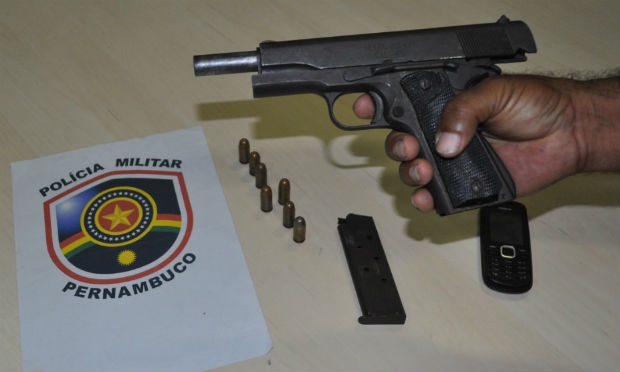 Suspeito estava portando uma pistola .45 de uso exclusivo das Forças Armadas / Foto: PF-PE / Divulgação