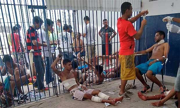 Imagem postada na página Polícia de Pernambuco, no Facebook, mostra feridos na unidade prisional / Foto: Facebook
