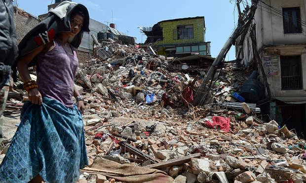 Terremoto de 7,8 graus de magnitude, o mais violento dos últimos 80 anos no país, provocou vários tremores secundários e diversos deslizamentos no monte Everest / Foto: AFP
