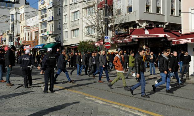 Polícia organiza pessoas após explosão no bairro turístico de Sultanahmet, em Istambul, na Turquia / Foto: AFP