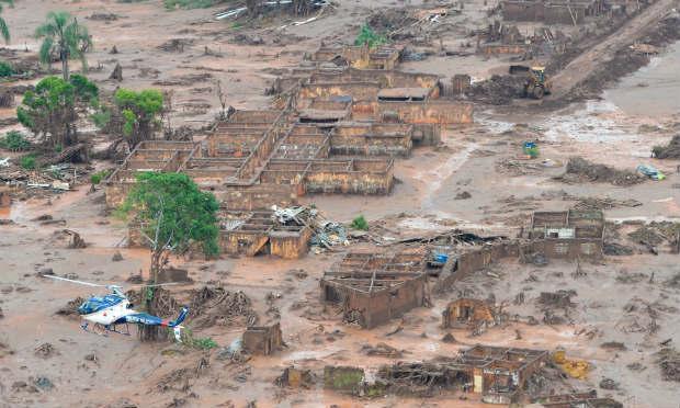 Barragem de Fundão ruiu em 5 de novembro matando 17 pessoas e deixando duas desaparecidas. Na tragédia, o distrito de Bento Rodrigues foi destruído pela lama / Foto: AFP