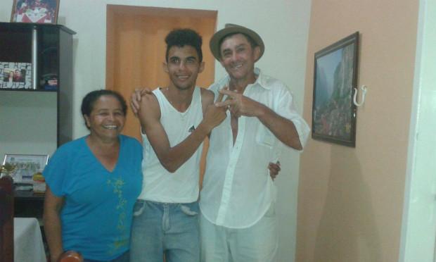 Edison Ribeiro posa com seus pais no sítio onde mora em Bom Jardim / Foto: Arquivo Pessoal/Facebook
