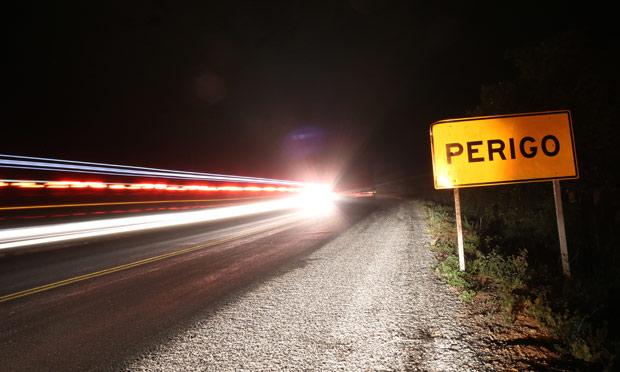 PRF orienta que motoristas evitem trafegar na rodovia federal à noite, quando o movimento é menor / Foto: Sérgio Bernardo/JC Imagem