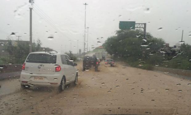 Estrada tem vários pontos de alagamento por causa da chuva / Foto: Willame Souza/TV Jornal.