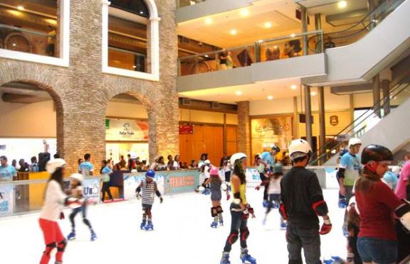 Crianças a partir dos cinco anos de idade podem patinar na Pista de Gelo na praça central do shopping / Foto: reprodução