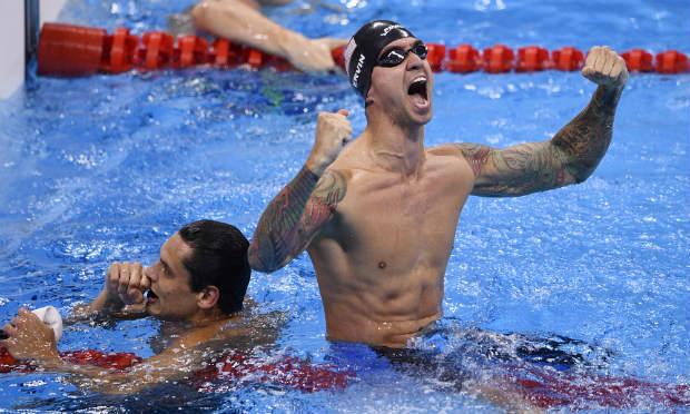 Erving, de 35 anos, conseguiu a façanha de ganhar o segundo ouro olímpico na prova mais rápida da natação 16 anos depois de Sydney-2000. / Foto: AFP.