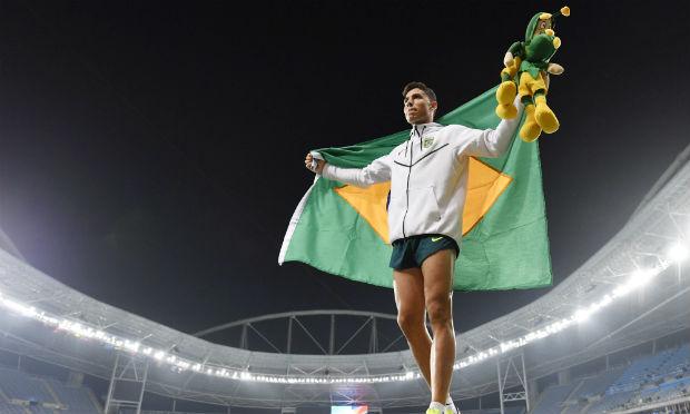 Depois do ouro no Mundial Juvenil de Barcelona-2012, Thiago Braz entrou no mapa do salto com vara, quando tinha 18 anos. / Foto: AFP.