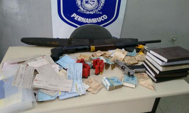 Polícia encontrou armas, dinheiro, cheques, agendas, entre outros na casa do vereador / Foto: divulgação/Polícia Civil