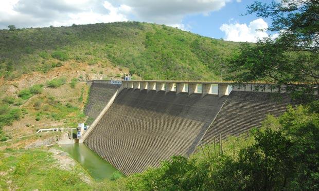 De acordo com a Compesa, a falta de chuva na região levou ao colapso da barragem de Jucazinho. / Foto:Roberto Spencer / JC Imagem