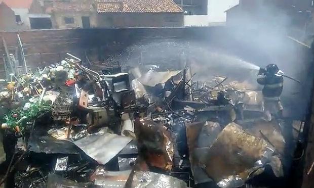 Incêndio atingiu depósito de materiais recicláveis / Foto: Luiz Carlos Fernandes/TV Jornal Caruaru