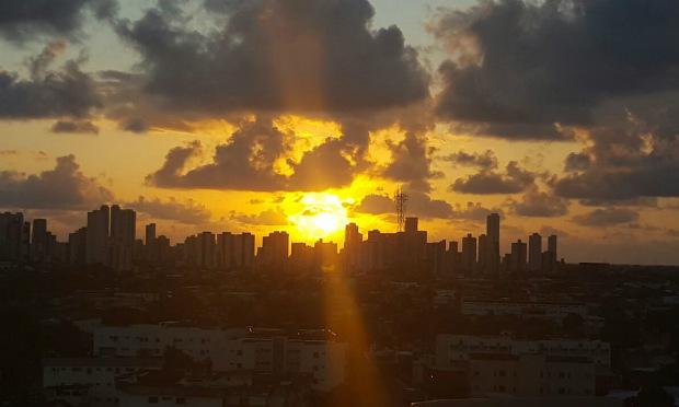 Dia amanheceu ensolarado, apesar das nuvens, no bairro do Cordeiro, Zona Oeste do Recife / Foto: Juliana Sampaio/SJCC