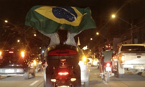 As bandeiras do Brasil coloriram a madrugada do Recife