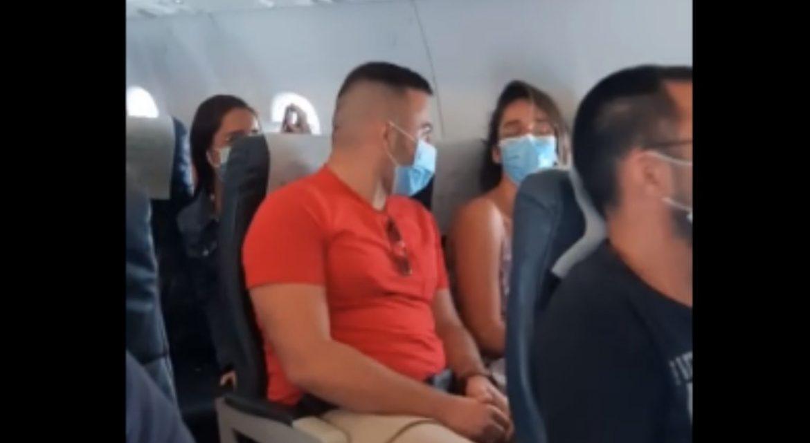 Homem pede namorada em casamento em avião; veja o vídeo