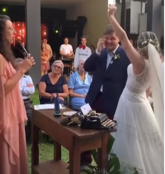 Casal para casamento para comemorar vitória de Hamilton e vídeo chega ao piloto; assista