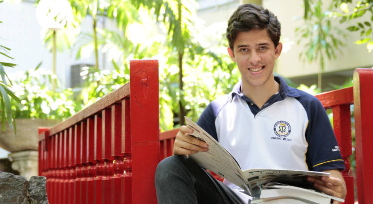 Pedro Castor, aluno do Colégio Santa Maria, gosta de revisar assuntos de biologia. Foto: Ashlley Melo / JC Imagem