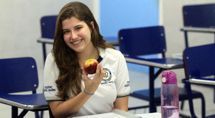 Martina pretende levar maçã, chocolate e muita água para consumir durante as provas do Enem. Foto: Guga Matos /  JC Imagem