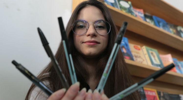 Precavida, Carolina leva cinco canetas pretas. E deixa o celular em casa. Foto: Alexandre Gondim / JC Imagem