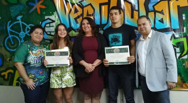 Rebeca e Lucas (com diplomas nas mãos) foram parabenizados pela reitora do IFPE, Anália Ribeiro (no centro). Foto: Divulgação IFPE 