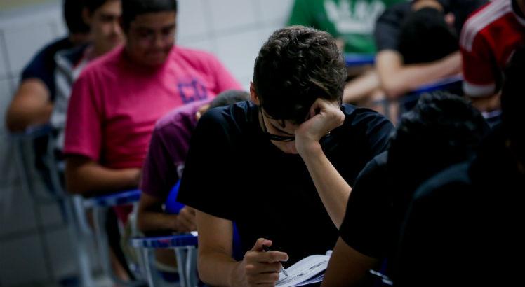 Candidatos realizam provas três vezes, ao final de cada série do ensino médio. Foto: Felipe Ribeiro / JC Imagem