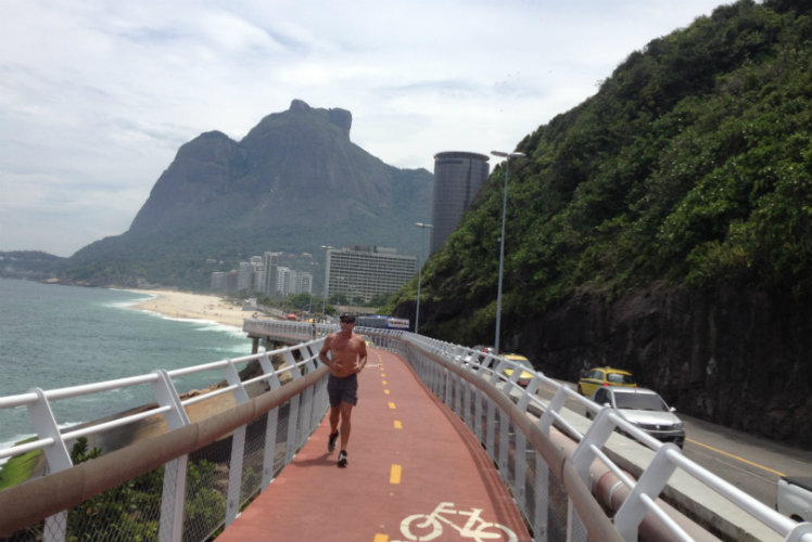 Morro da Gávea, ao fundo, é um dos prazeres de pedalar na nova ciclovia