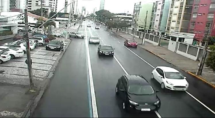 Flagrante da CTTU: Motorista sobre a calçada