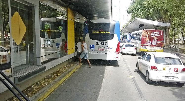 Flagrantes de invasão das estações e do BRT são comuns no sistema. Fotos: Alexandre Lopes