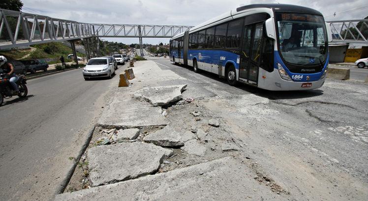 Nas imagens da JC Imagem, alguns flagrantes da histórica degradação do Corredor de BRT Norte-Sul, feitas ao longo de 2017