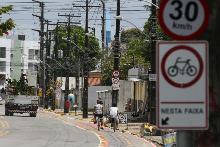 Cicclofaixa do Bongi foi inaugurada em agosto, com menos de 3 km. Recife avança lentamente na prioridade viária à bicicleta. Foto: Guga Matos/JC Imagem