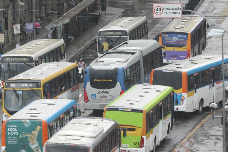 Ônibus são das empresas Metropolitana e Caxangá. Foto: JC Imagem
