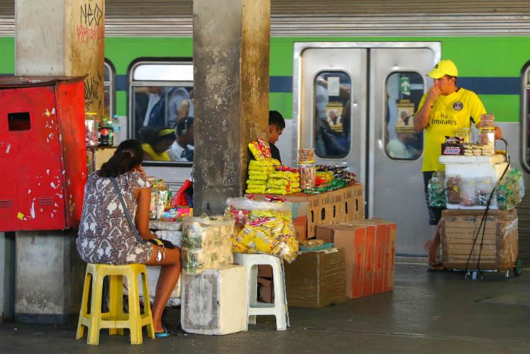 Esperança e expectativa de funcionários e passageiros é que a PM consiga organizar o metrô, dominado pelos ambulantes. Foto: Brenda Alcântara/JC Imagem