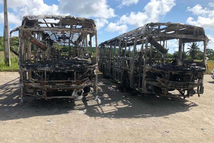 Dois ônibus do Conorte (empresa Itamaracá) foram completamente queimados. Cada um custa R$ 300 mil