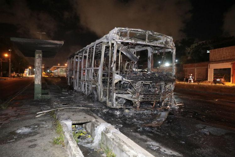Dois ônibus foram completamente queimados, um parcialmente e outras seis tentativas aconteceram entre os dias 25 e 29/11. Foto: Artur Souza/JC Imagem 