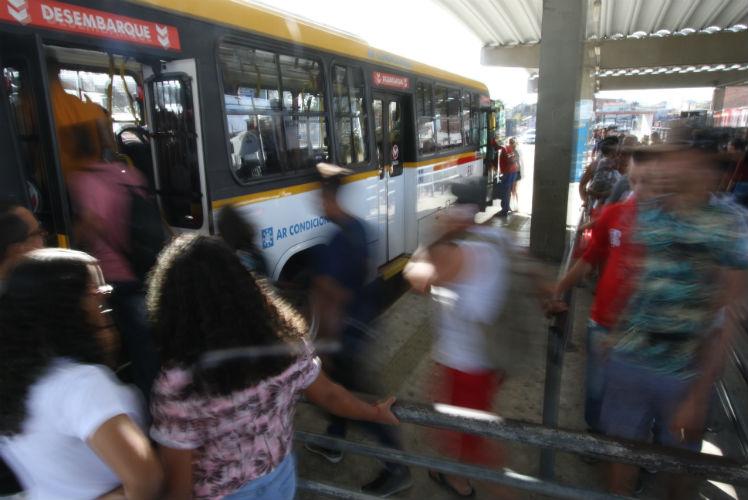 Nova licitação é uma das ações prometidas pelo governo de Pernambuco para compensar o reajuste zero das passagens. Foto: Bobby Fabisak/JC Imagem