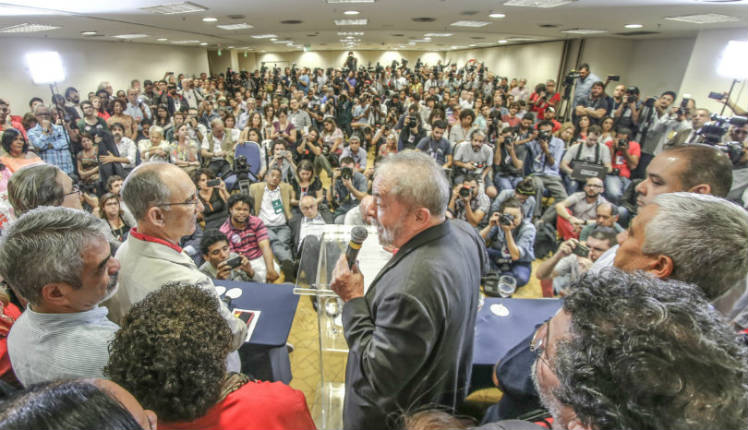 Lula (PT), ao centro, discursa contra denúncia na Lava Jato. Foto: Ricardo Stuckert