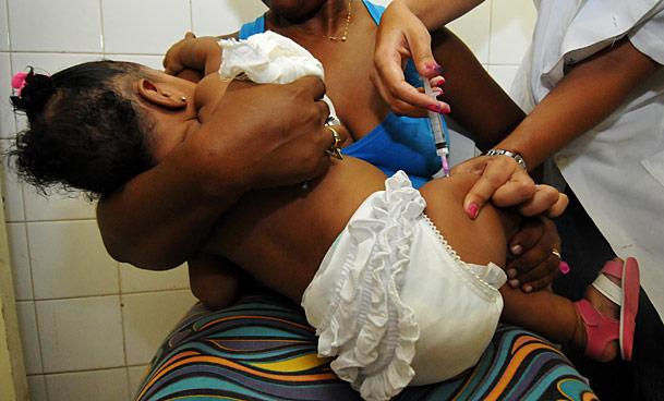 Crianças entre 6 meses e menores de 5 anos fazem parte do grupo prioritário para vacinação contra gripe (Foto: Clemilson Campos/Acervo JC Imagem)