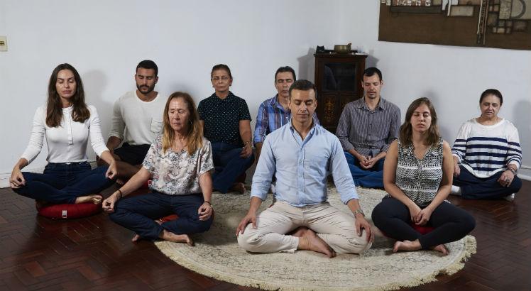 Vitor Friary (ao centro) destaca que o mindfulness, oriundo de práticas budistas, tem sido associado a um aumento significativo de foco e de concentração (Foto: Centro de Mindfulness/Divulgação)