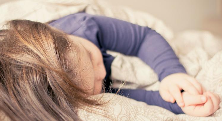 Até os cinco anos, é comum que as crianças tenham certa dificuldade para segurar o xixi  à noite (Foto: Pixabay)