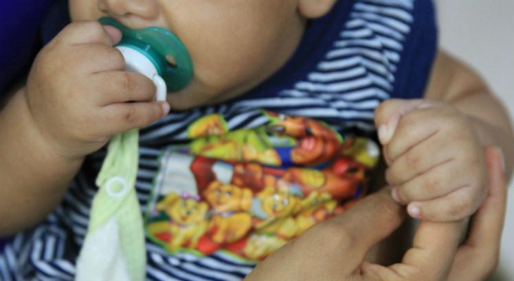 Mais de 120 gestações resultaram em malformações associadas ao zika, incluindo bebês nascidos com cabeças menores que a média (Foto ilustrativa: Ashley Melo / JC Imagem)