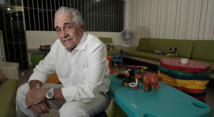 Marcello Pontual tem mais de 50 anos de experiência como pediatra (Foto: Edmar Melo/Acervo JC Imagem)