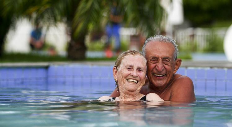 O casal Carmen Cardozo dos Santos, 86 anos, e Cláudio dos Santos, 88, comemora sete décadas de casados e sabe como vale se manter ativo para o envelhecimento bem-sucedido e manter a memória bem preservada (Foto: Filipe Jordão/JC Imagem)