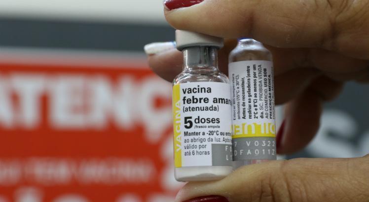 A vacina contra febre amarela é a principal ferramenta de prevenção e controle da doença (Foto: Bobby Fabisak/JC Imagem)
