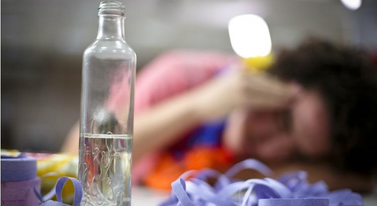 Hidratação e alimentação saudável são opções para aliviar os sintomas após ter ingerido álcool em excesso (Foto: Brenda Alcântara/JC Imagem)