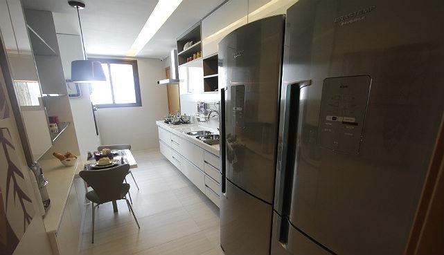 Imagem de cozinha com geladeira em primeiro plano (Foto: Ricardo Labastier / JC Imagem)