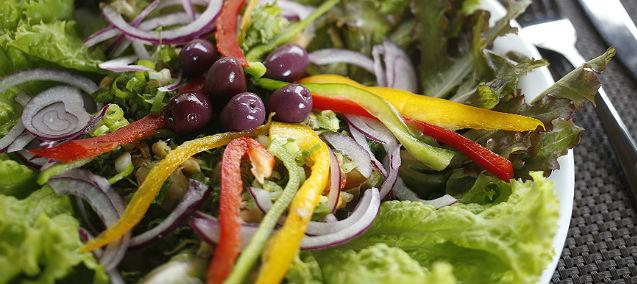 Quer deixar a salada mais gostosa? Confira receitas de molhos caseiros
